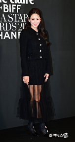 수현, 소녀풍 시스루 스커트