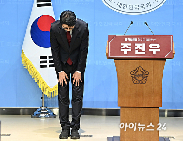 고개 숙여 인사하는 주진우