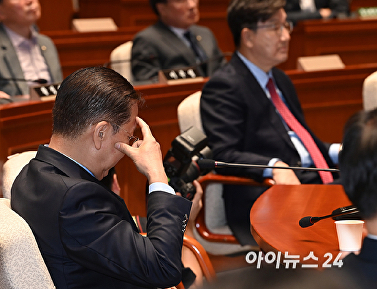 김문수 후보 비판 발언듣는 권영세-권성동