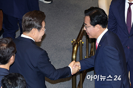 국민의힘 의원들과 인사 나누는 이재명 대통령