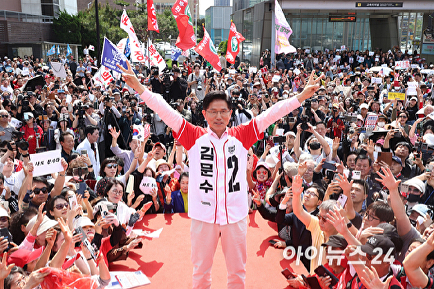 고속버스터미널 앞서 지지 호소하는 김문수 후보