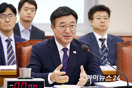 질의에 답변하는 윤호중 행안부 장관 후보자
