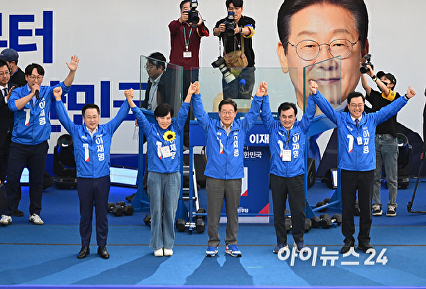 왕십리역 광장에서 유세하는 이재명 후보