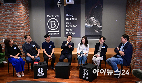 스타트업 간담회에서 발언하는 이재명