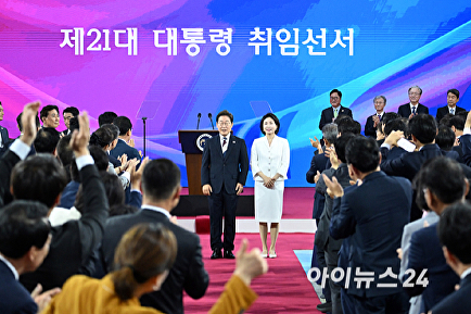 의원들과 인사 나누는 이재명 대통령 부부