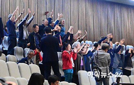 환호하는 산불피해 주민들
