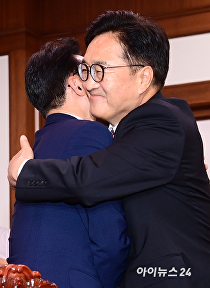 김민석 국무총리 끌어안는 우원식 국회의장