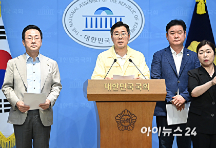 현안 관련 기자회견하는 박찬대 민주당 대표 후보자
