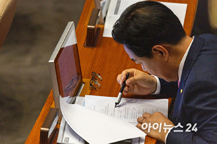 이 대통령 시정연설 들으며 메모하는 송언석 원내대표